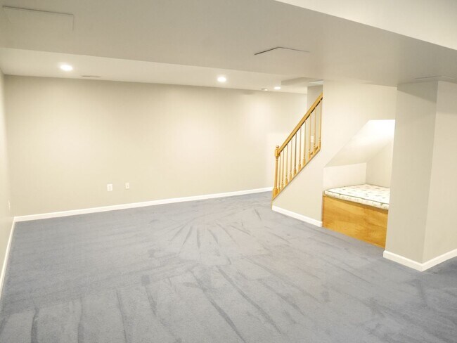 Building Photo - Spacious & Stylish 4-Bedroom Home with Fin...