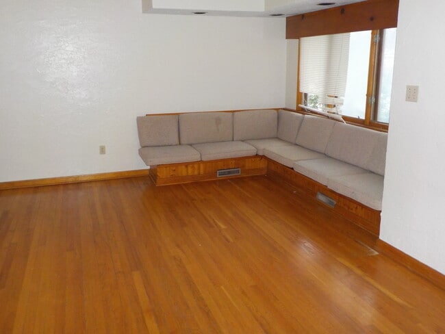 Building Photo - 3 Bedroom, 1 Bath