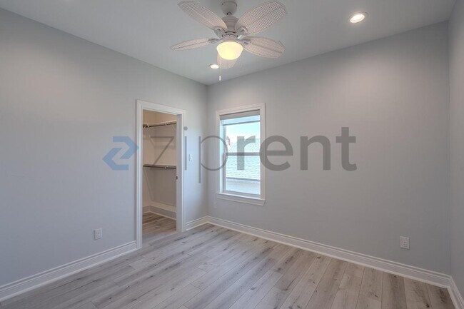 Building Photo - Unit