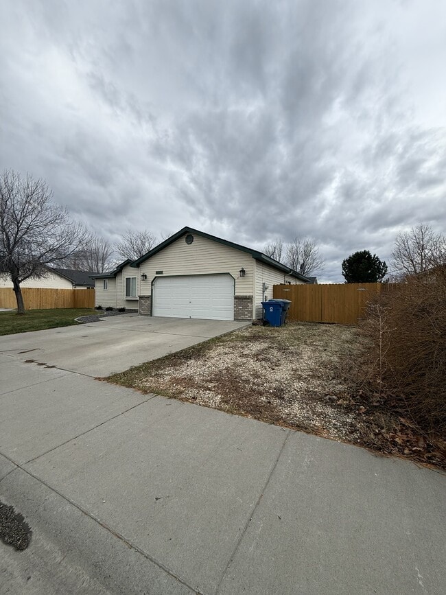 Building Photo - 443 NW Sandpiper Ave