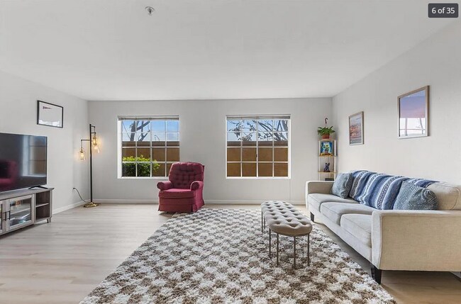 Building Photo - 2 Bedroom 2 Bath Condo in Gated Community ...