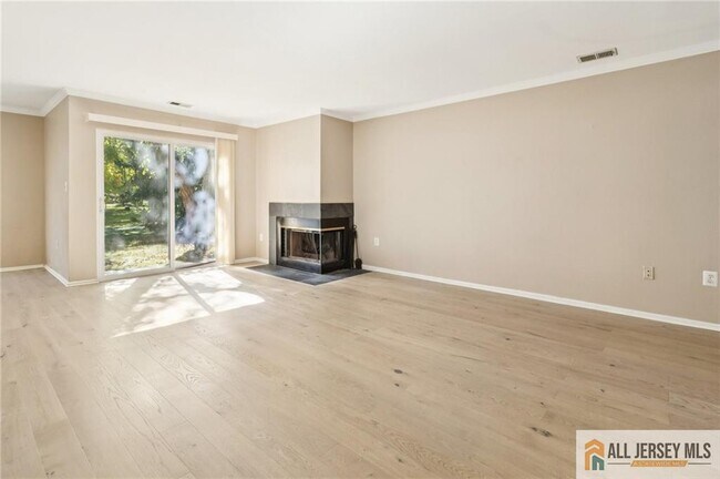 Building Photo - 10 Brookline Ct