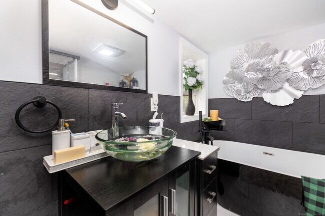 Building Photo - 538 Main St