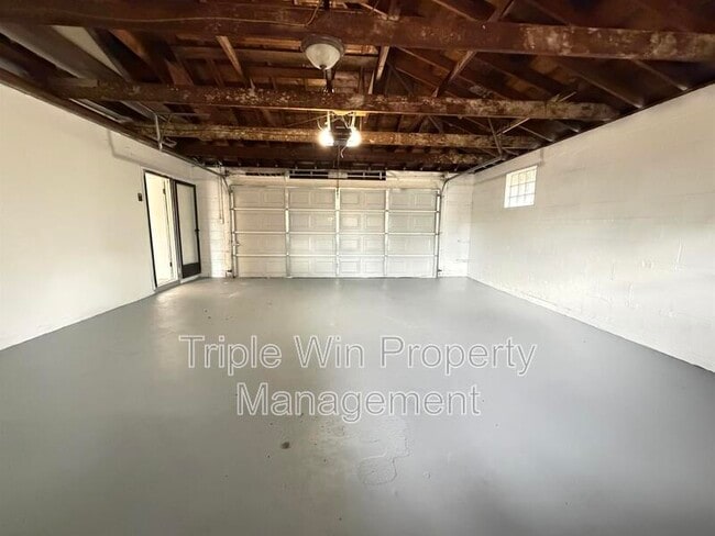 Building Photo - 30 Rolling Hills Dr