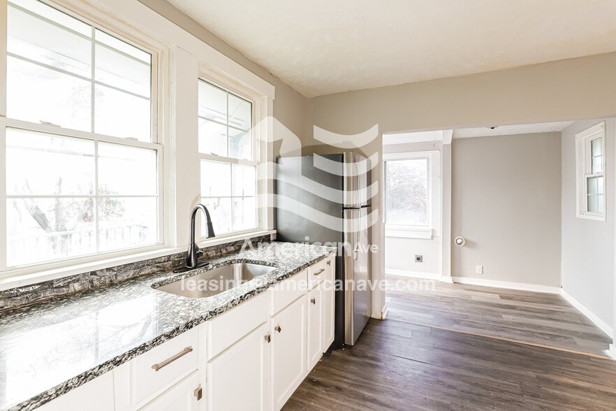 Building Photo - 6006 S 20th Ave