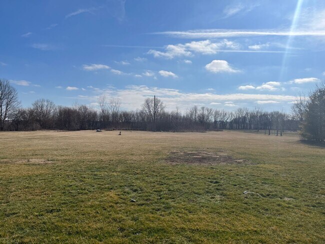 Building Photo - 1 bedroom 1 bath in Romney AVAILABLE FOR LEASE IN APRIL