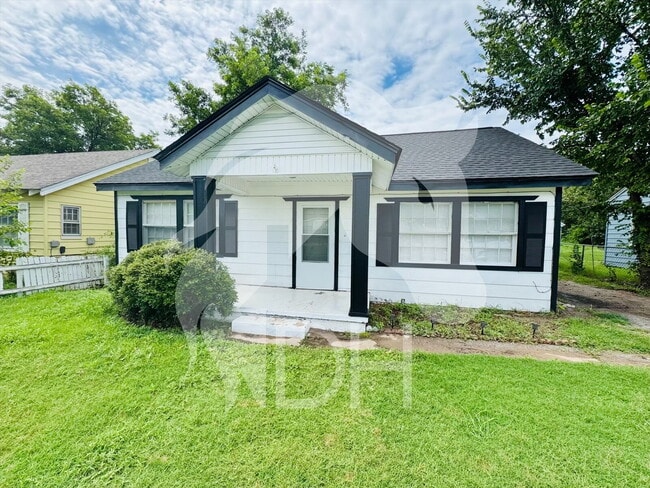 Primary Photo - "Charming 2-Bedroom Retreat on Northwest L...