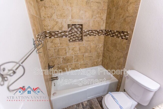 Building Photo - 427 W Pontiac Dr