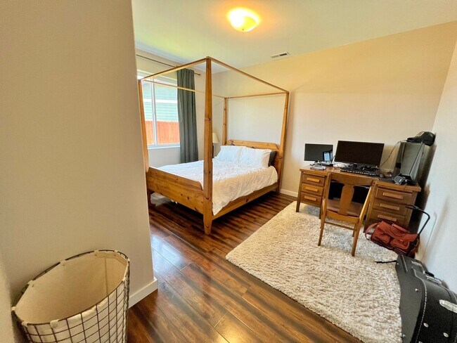 Building Photo - Modern 3 Bedroom Home