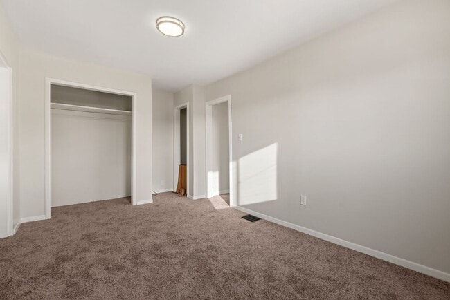 Building Photo - Stunning 3 bedroom home in McKees Rocks available now!