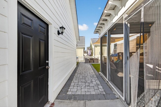 Building Photo - 105 Crossandra Ave