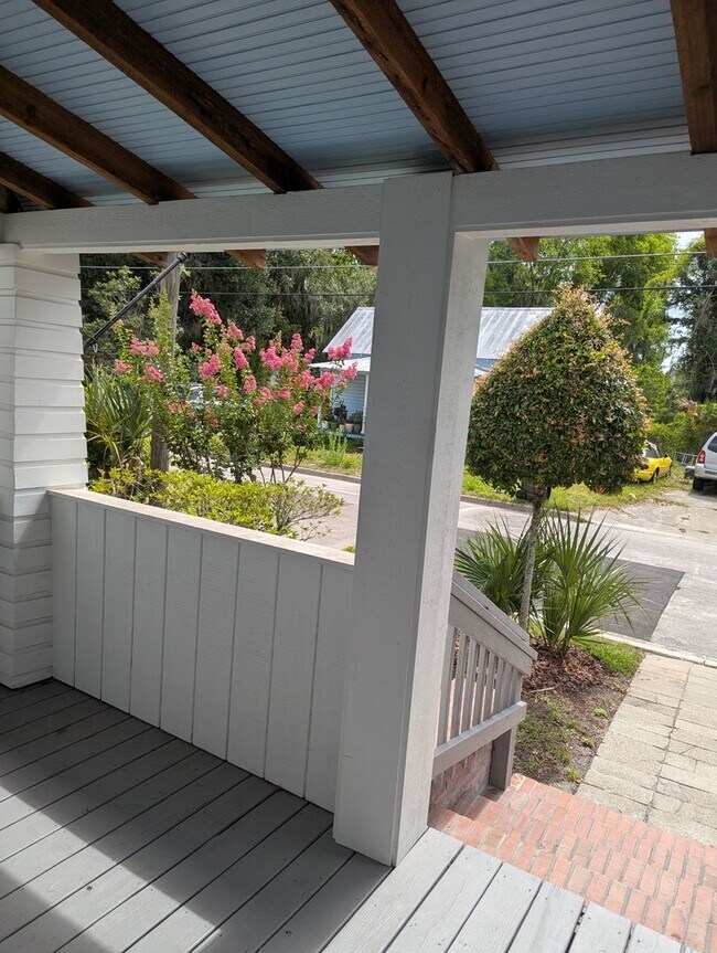 Building Photo - Stunning Fully Renovated 3-Bedroom, 2-Bathroom Cottage-Style Home