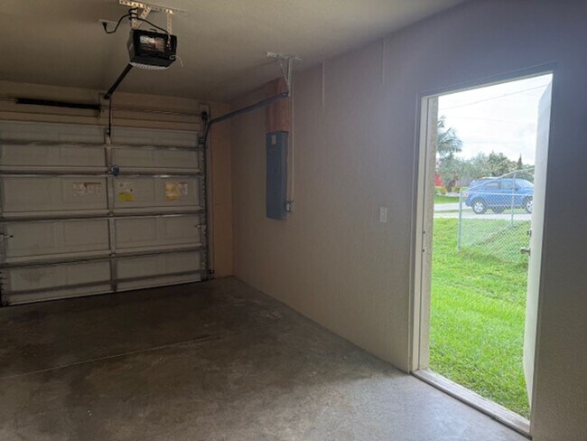 Building Photo - Spacious 3 Bed / 2 Bath Home in the Heart ...