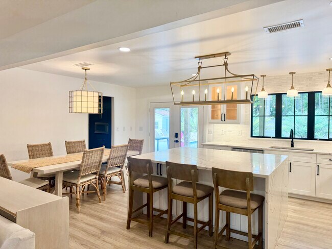 Building Photo - 493 Golf Club Dr