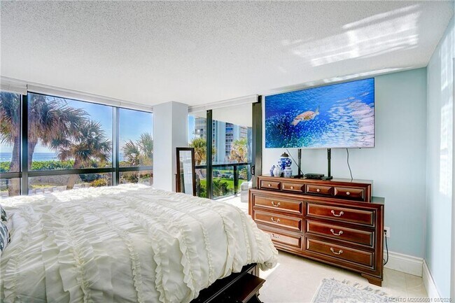 Building Photo - 10410 S Ocean Dr