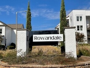 Building Photo - 4BD/4.5BA in ROWANDALE!
