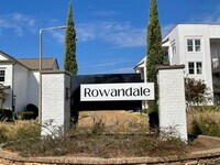 Building Photo - 4BD/4.5BA in ROWANDALE!