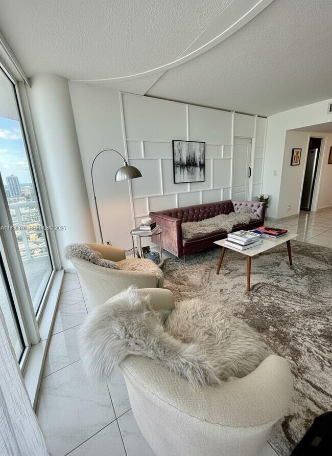 Building Photo - 900 Bay Dr