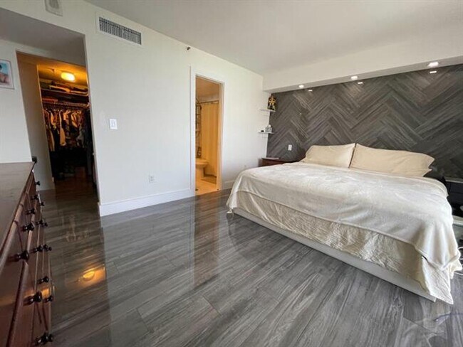 Building Photo - 2457 Collins Ave