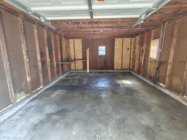 Building Photo - 2027 Sharon Ave