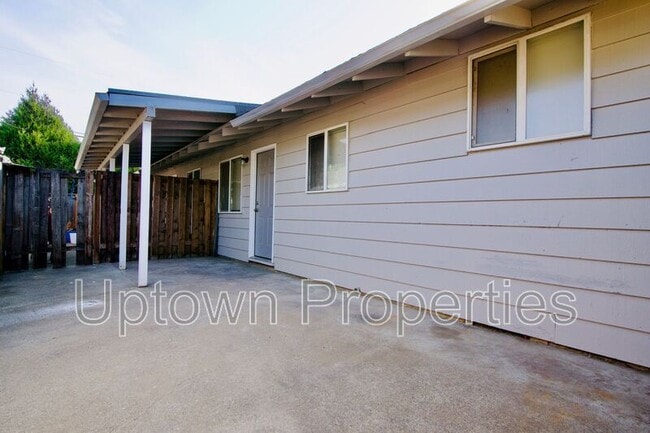 Building Photo - 466 N Adair St