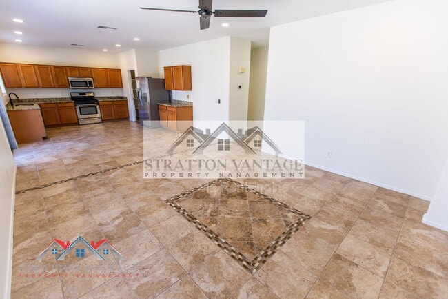 Building Photo - 484 E Cheyenne Rd