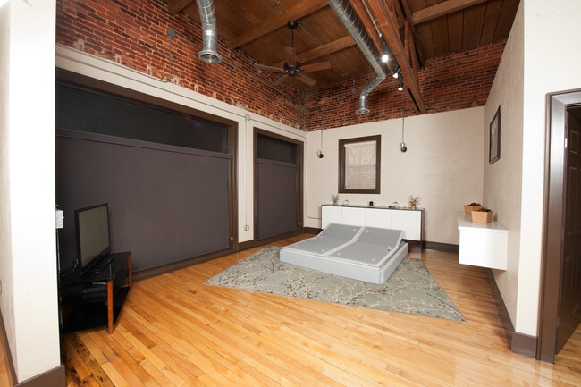 Building Photo - 2101 Beale Ave