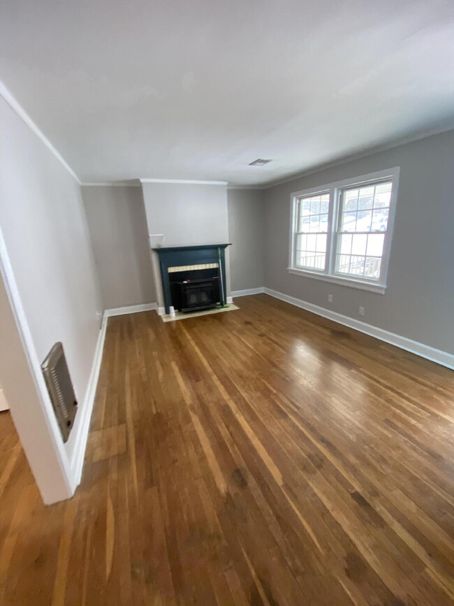 Building Photo - **NOW AVAILABLE!** 2 Bed, 1 Bath Inglewood...
