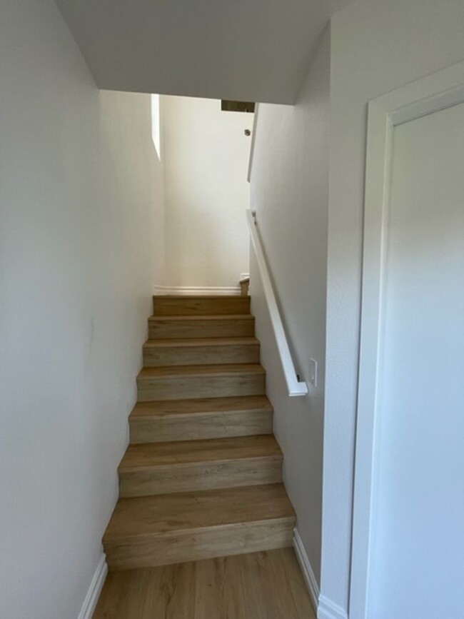 Building Photo - Beautiful 2 bedroom/2 bath end unit condo ...