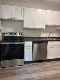 Building Photo - Spacious 2-Bedroom Townhouse