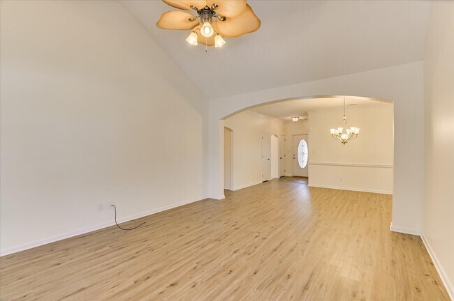 Building Photo - 443 Surrey Park Dr SE