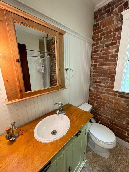 Building Photo - 10 Dana St