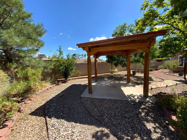 Building Photo - 3 Bedroom Single Story Home Available Near...