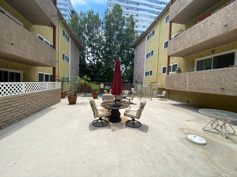 Building Photo - 1262 S Barrington Ave