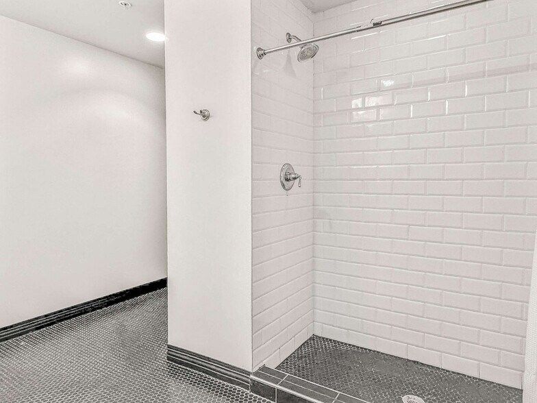 Building Photo - 555 Evergreen St