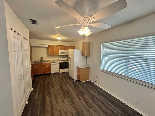 Building Photo - 316 E Primrose Ln