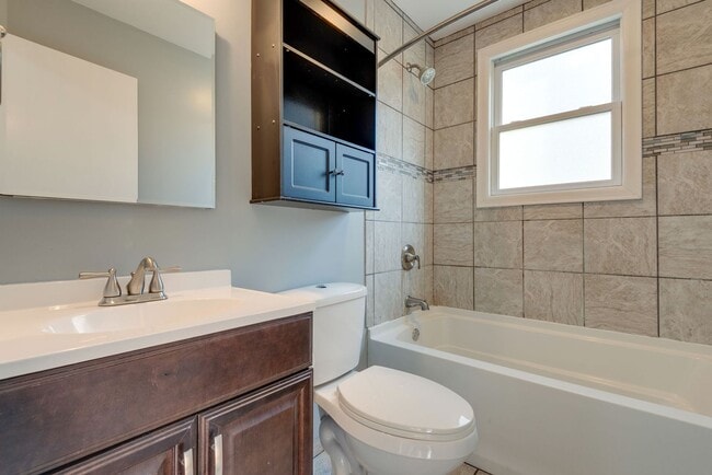 Building Photo - **ONE-SIDE-OF-A-DUPLEX HOME MINUTES FROM NASHVILLE WEST AND DOWNTOWN WITH A GORGEOUS LARGE YARD**