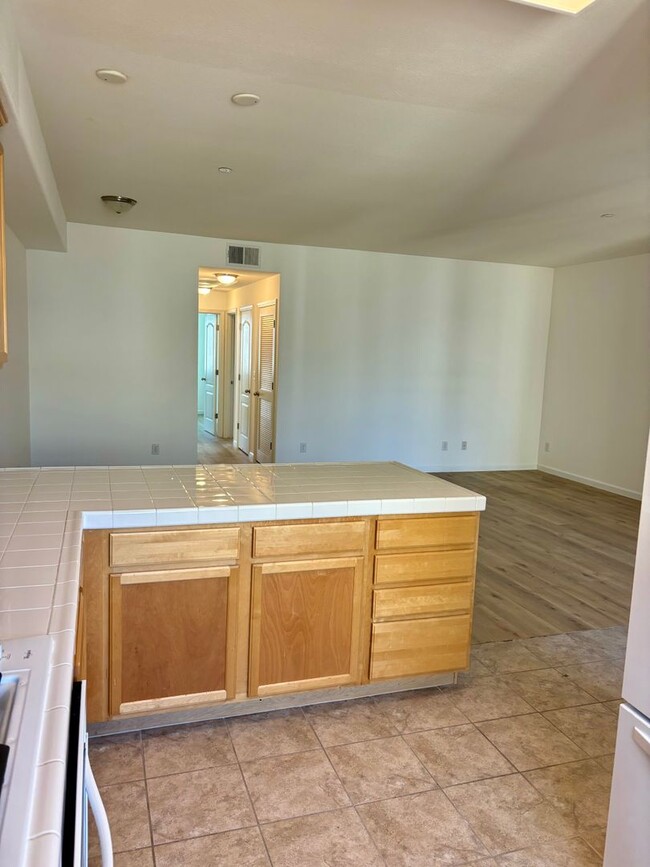 Building Photo - Fabulous San Ramon Condo- Near Bishop Ranc...