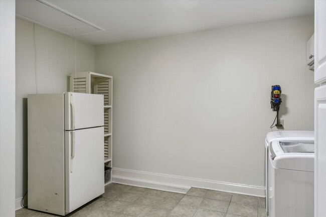 Building Photo - 5 bedroom 3 bathroom with over 3,500 square feet in East Memphis near Walnut Grove and Perkins