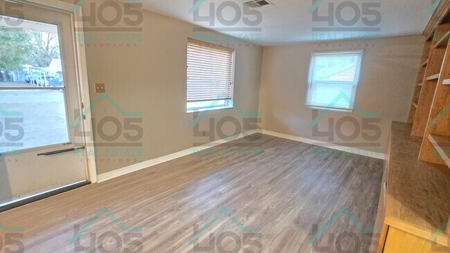 Building Photo - 2 Bedroom Home