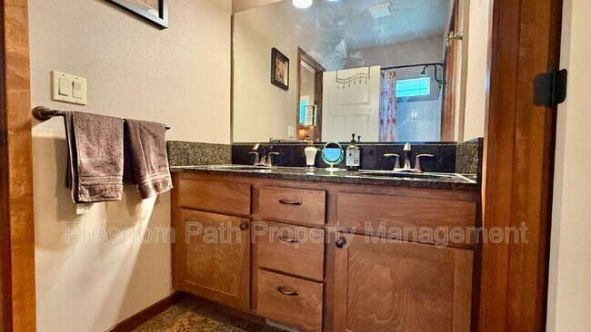 Building Photo - 406 Lundblad Pl