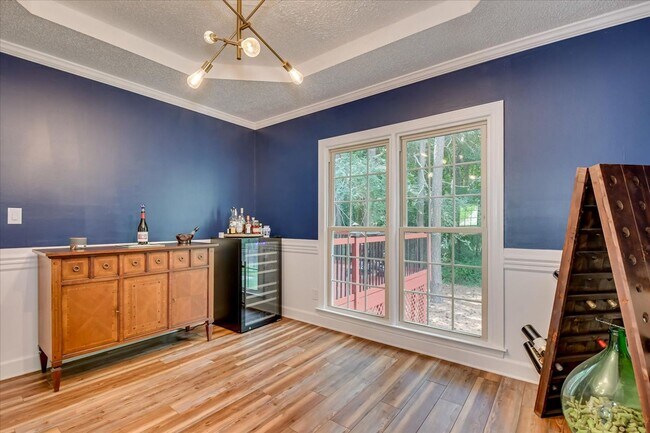 Building Photo - 4 bedroom 3 full bathroom home in heart of...