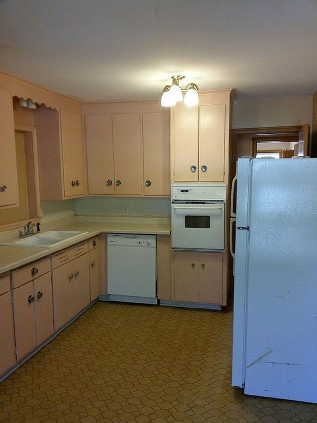 Building Photo - Spacious 5 bd - 2 bth / 1,548 Sq