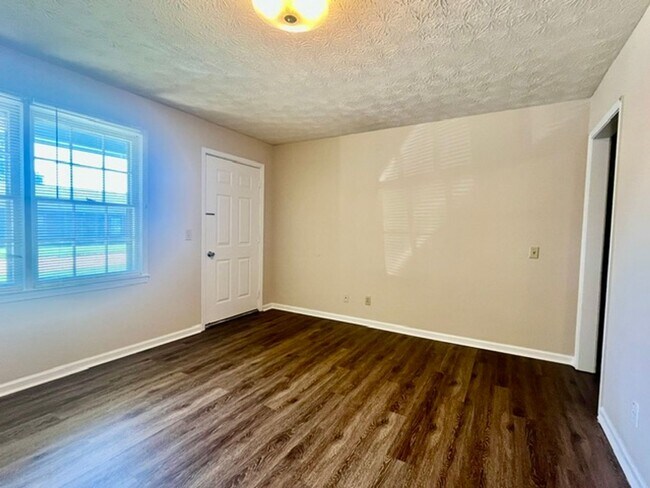 Building Photo - Hennon Dr #236