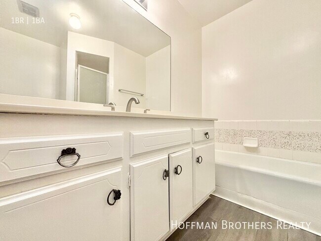 Building Photo - 319 S Clark Dr