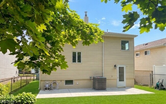 Building Photo - 32 Pawnee Ave