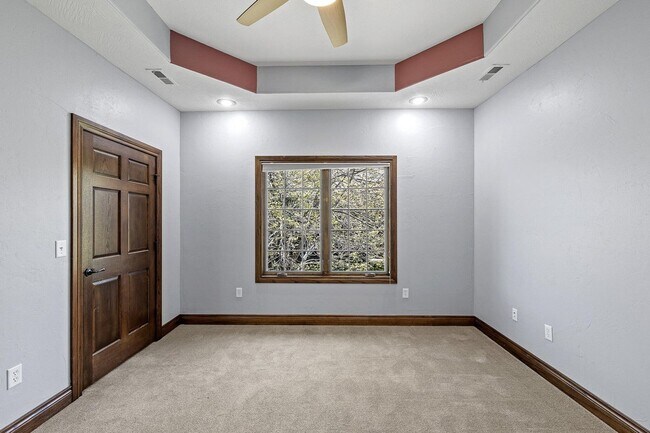 Building Photo - 5 Bedroom Dream Home!