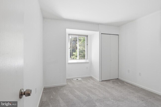 Building Photo - 264 N Stevenson Sq