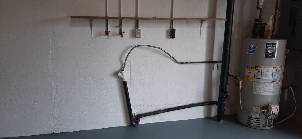 Laundry Hook-ups - 638 Peachview Ln