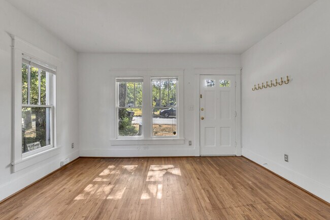 Building Photo - Charming Sylvan Park Shotgun Apartment in a Darling Triplex!